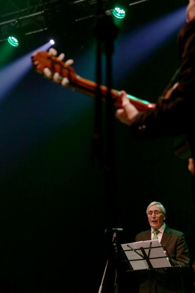 Gala Andaluza en La Esfera - Imagen de un momento de la actuación de unos cantantes en el escenario.