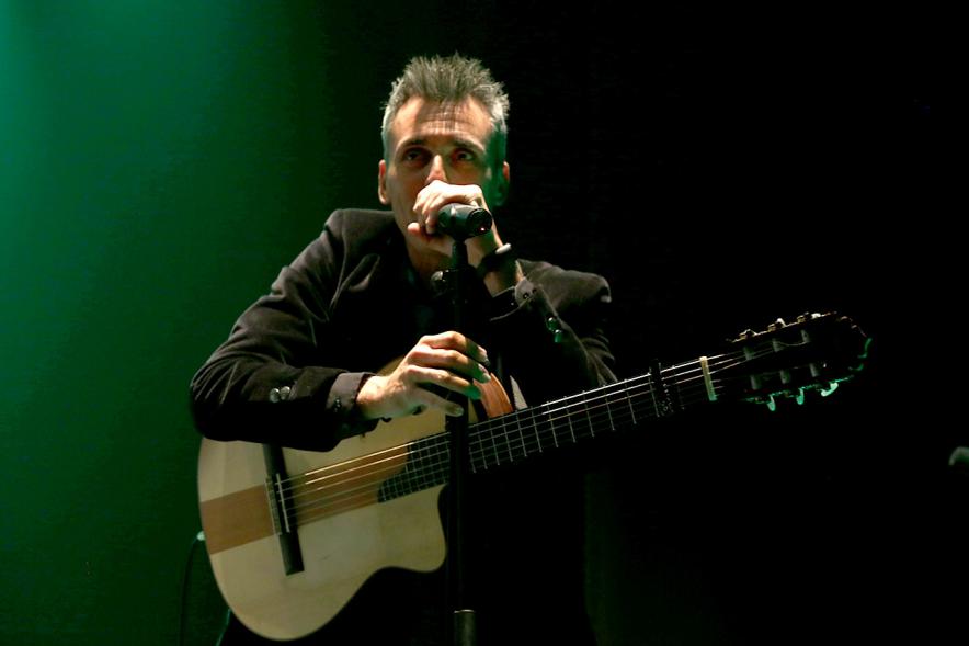 Gala Andaluza en La Esfera - Imagen primer plano de un cantante en el escenario con su guitarra.