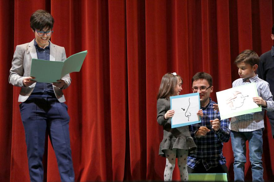 Gala APAMA 2019 - Imagen de unos niños con su profesores enseñando unos carteles divertidos.