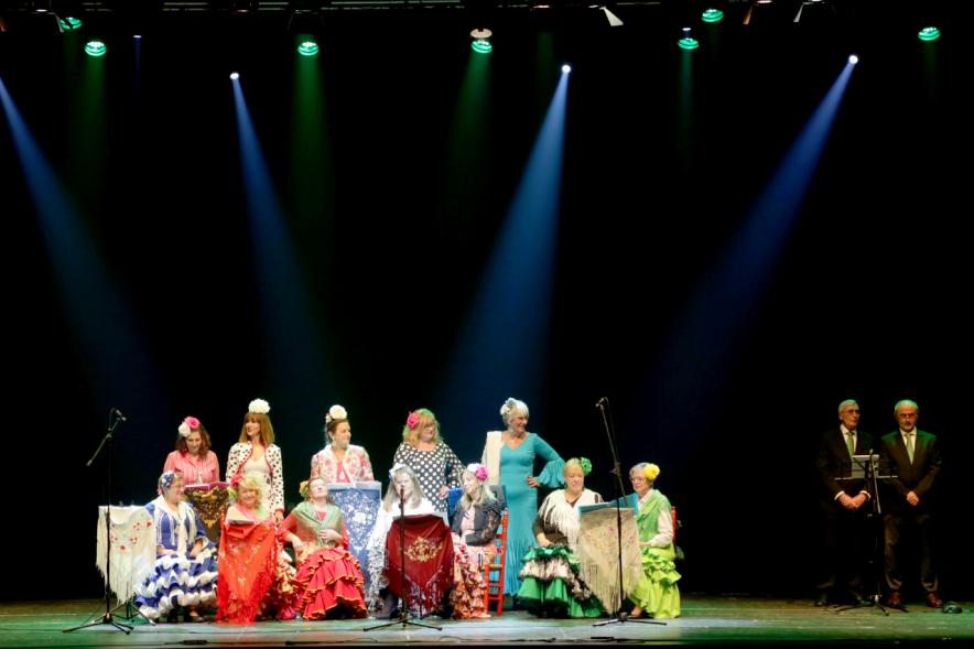 Gala Andaluza en La Esfera -  Imagen de un momento de la actuación de un grupo rociero en el escenario.