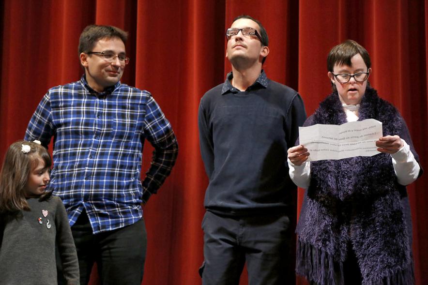 Gala APAMA 2019 -  Primer plano de  los coordinadores junto a un socio de APAMA.