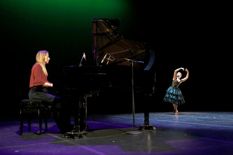 Gala APAMA 2019 - Primer plano de la pianista y una joven bailando.