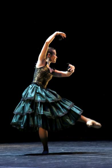 Gala APAMA 2019 -  Primer plano del paso de baile de una joven bailarina.