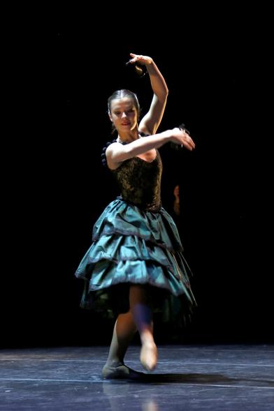 Gala APAMA 2019 - Primer plano del paso de baile de una joven bailarina.