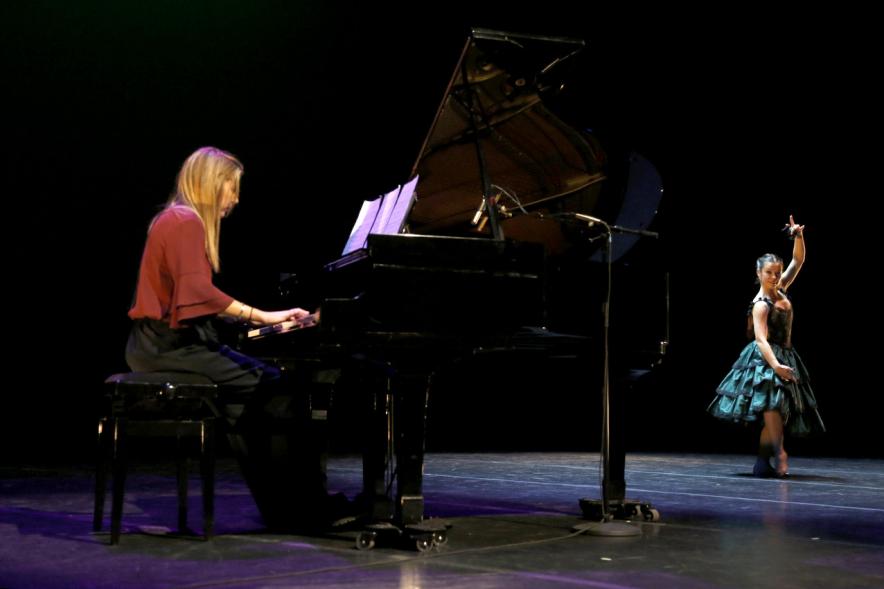 Gala APAMA 2019 - Primer plano de una pianista y una joven bailarina en el escenario.