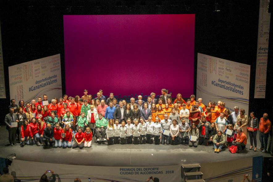 Gala de Deporte 2018 -  Imagen lejana cenital del escenario donde se encuentran todos los premiados y las autoridades que han entregado dichas premios, entre ellas el alcalde García de Vinuesa. 