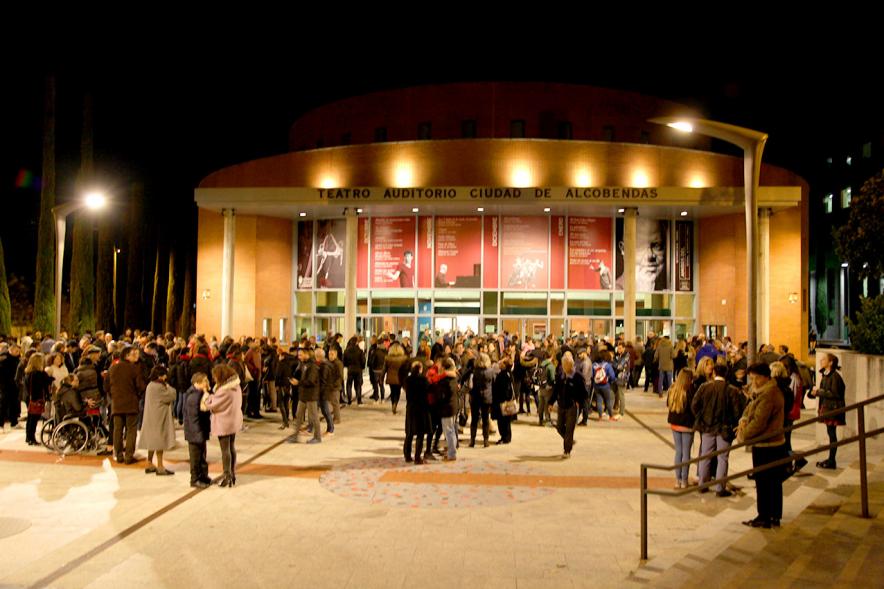 Gala de Deporte 2018 - Imagen del exterior del Teatro Auditorio Cuidad de Alcobendas, donde podemos ver al público antes de entrar a la gala.