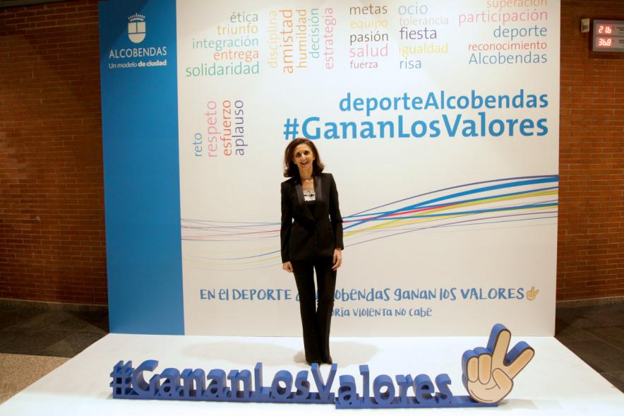 Gala de Deporte 2018 -  Imagen de una mujer posando en el photocall de la gala.