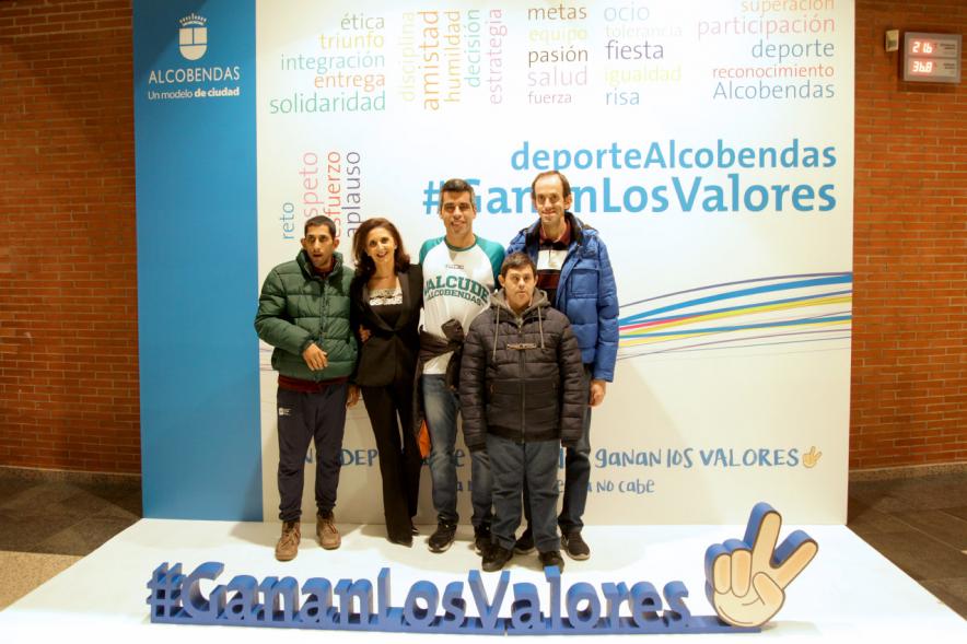 Gala de Deporte 2018 - Imagen de los protagonistas de la película de "Campeones" posando en el photocall acompañados de una autoridad asistente al acto.