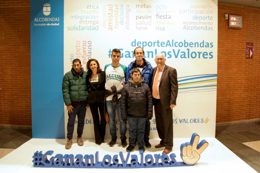 Gala de Deporte 2018 - Imagen de los protagonistas de la película de "Campeones" posando en el photocall acompañados de varias autoridades asistentes a la gala.