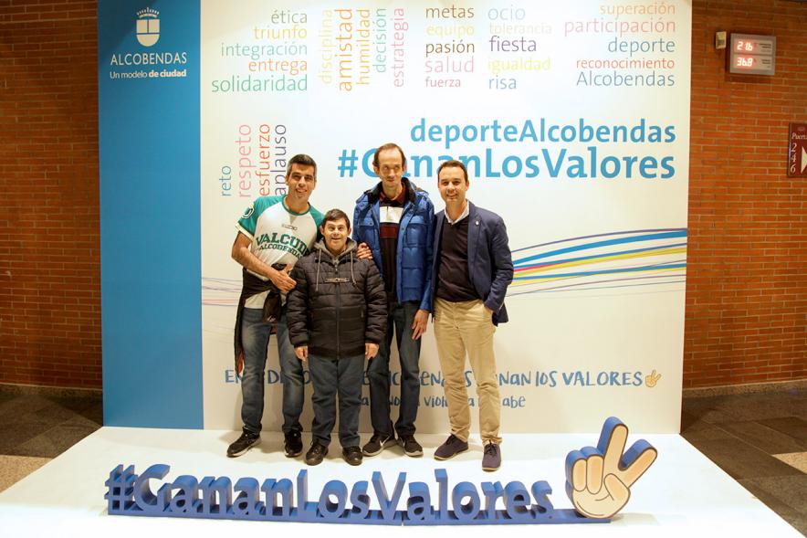 Gala de Deporte 2018 -  Imagen de los protagonistas de la película de "Campeones" posando en el photocall acompañados de una autoridad asistente al acto.