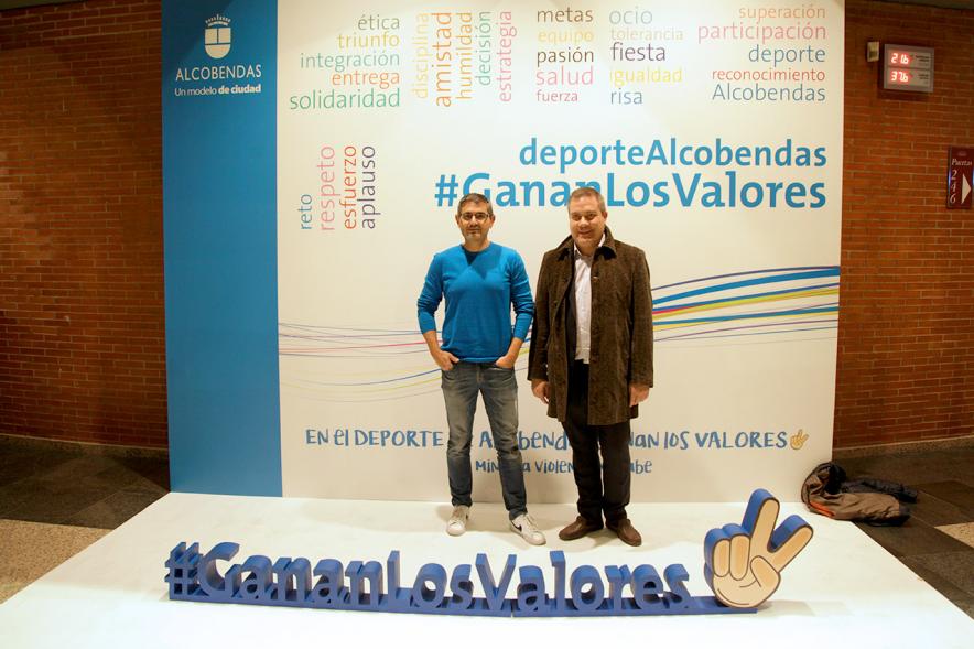 Gala de Deporte 2018 - Imagen de dos personas posando en el photocall de la gala. 