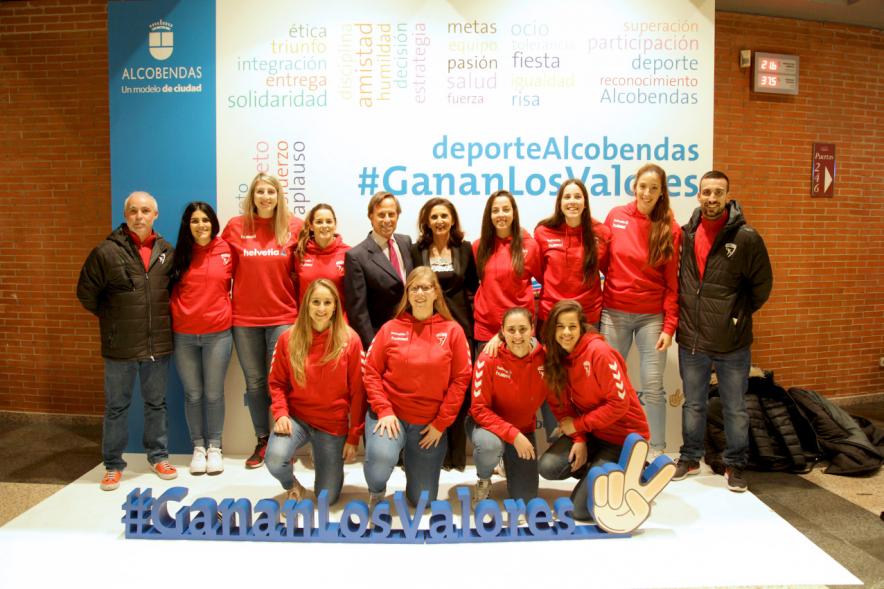 Gala de Deporte 2018 - Imagen de las autoridades presentes en la gala, una de ellas el alcalde García de Vinuesa posando junto a un equipo premiado en el photocall de la gala. 