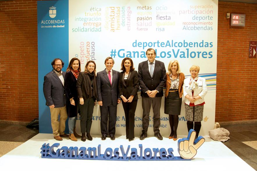 Gala de Deporte 2018 - Imagen de las autoridades presentes en la gala, una de ellas el alcalde García de Vinuesa posando en el photocall de la gala.  