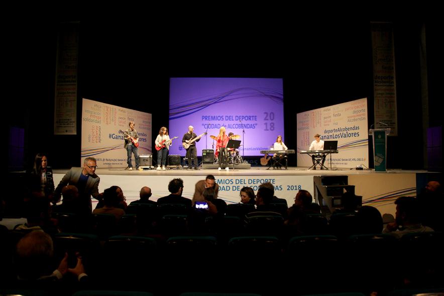 Gala de Deporte 2018 - Imagen lejana de un momento de la actuación de un grupo de música en el escenario