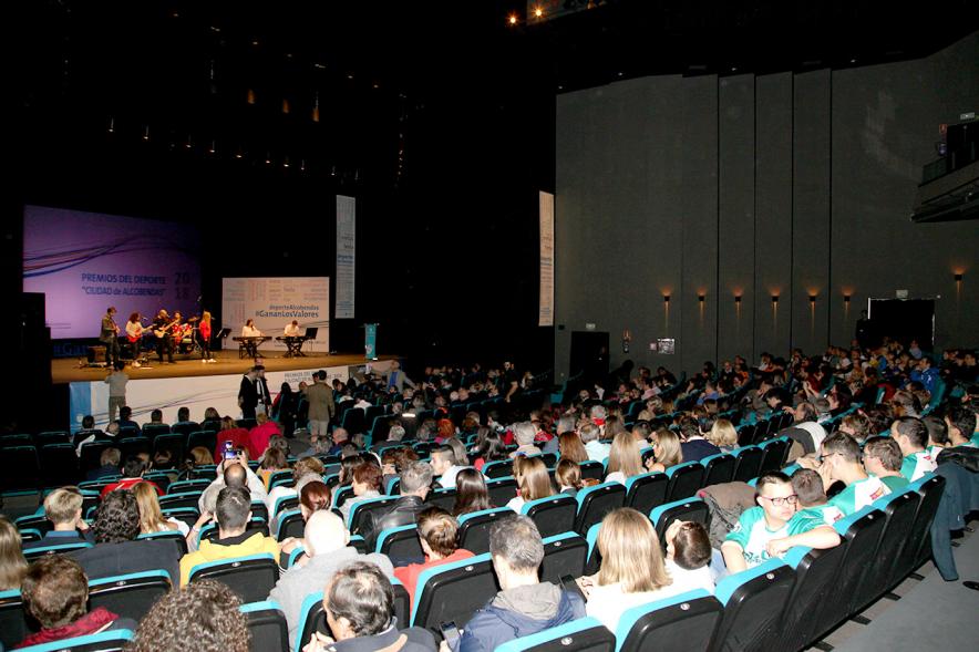 Gala de Deporte 2018 - Imagen lejana de un momento de la actuación de un grupo de música en el escenario.