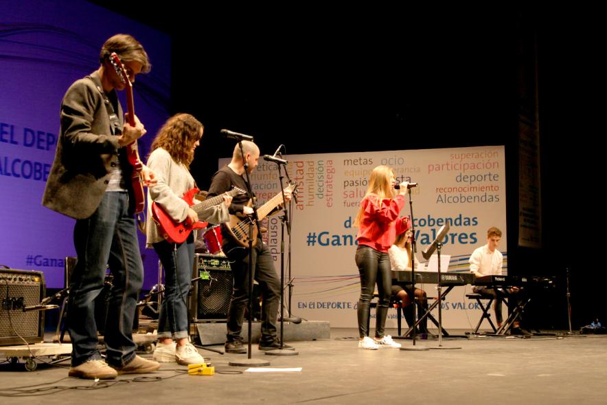 Gala de Deporte 2018 - Imagen de un momento de la actuación  de un grupo de música en el escenario.