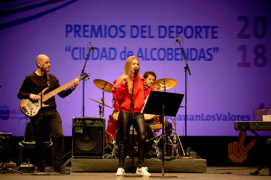 Gala de Deporte 2018 - Imagen de un momento de la actuación de un grupo de música en el escenario.