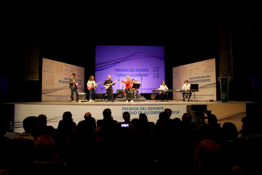 Gala de Deporte 2018 -  Imagen lejana de un momento de la actuación de un grupo de música en el escenario.