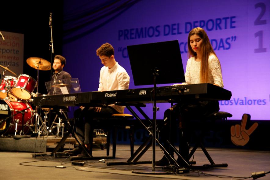 Gala de Deporte 2018 - Imagen de un momento de la actuación de un grupo de música en el escenario.