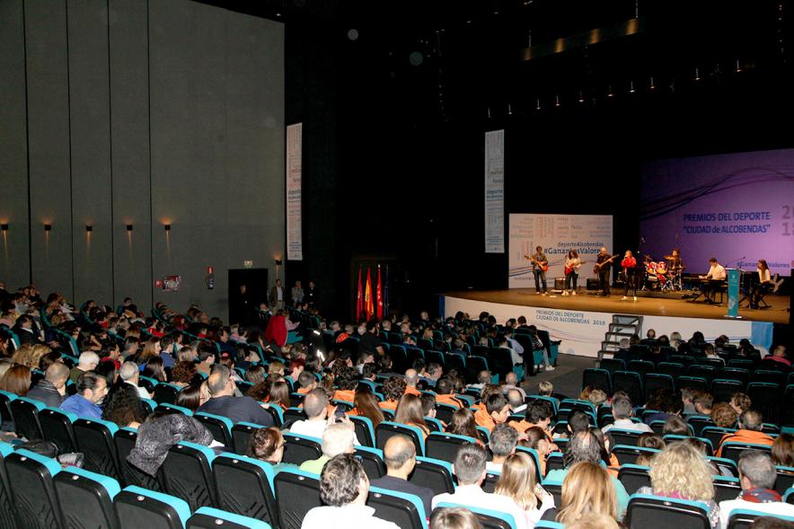 Gala de Deporte 2018 - Imagen lejana de un momento de la actuación de un grupo de música en el escenario.