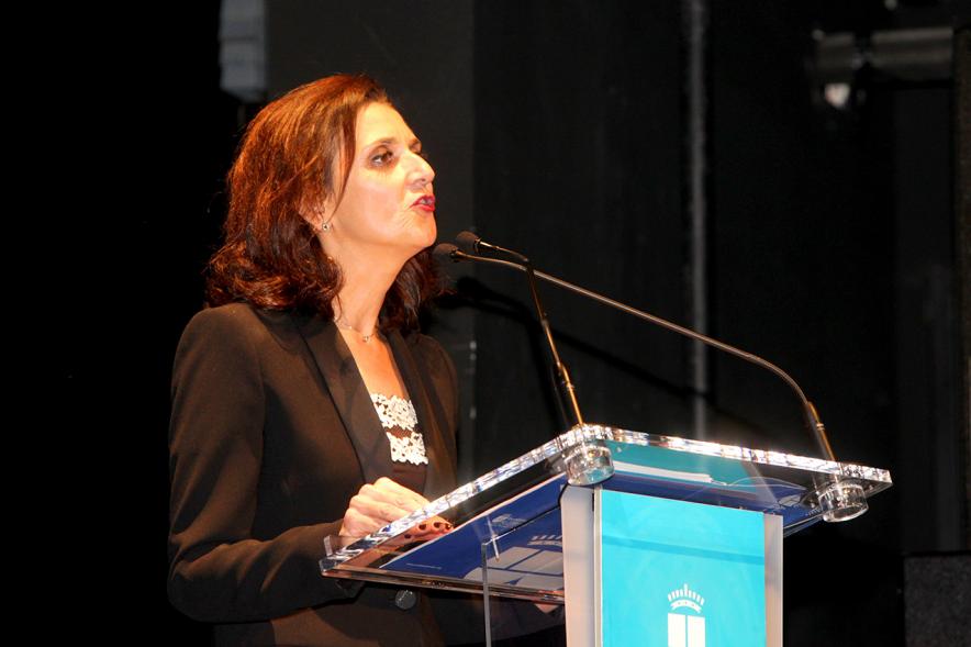 Gala de Deporte 2018 - Imagen de una persona desde el el escenario dirigiéndose a las personas asistentes a la gala.