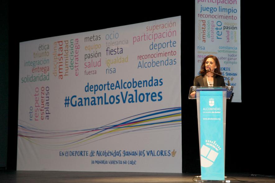 Gala de Deporte 2018 - Imagen de una persona desde el el escenario dirigiéndose a las personas asistentes a la gala.