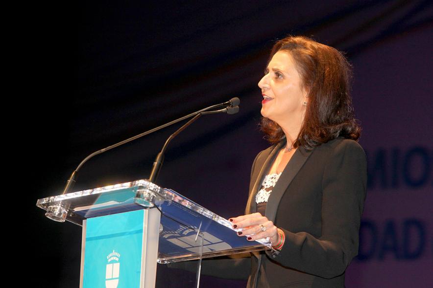 Gala de Deporte 2018 - Imagen de una persona desde el el escenario dirigiéndose a las personas asistentes a la gala.