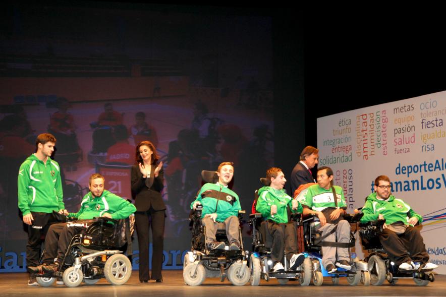 Gala de Deporte 2018 - Imagen de dos autoridades presentes en la gala, una de ellas el alcalde García de Vinuesa entregando sus diplomas a un grupo de atletas paralímpicos.