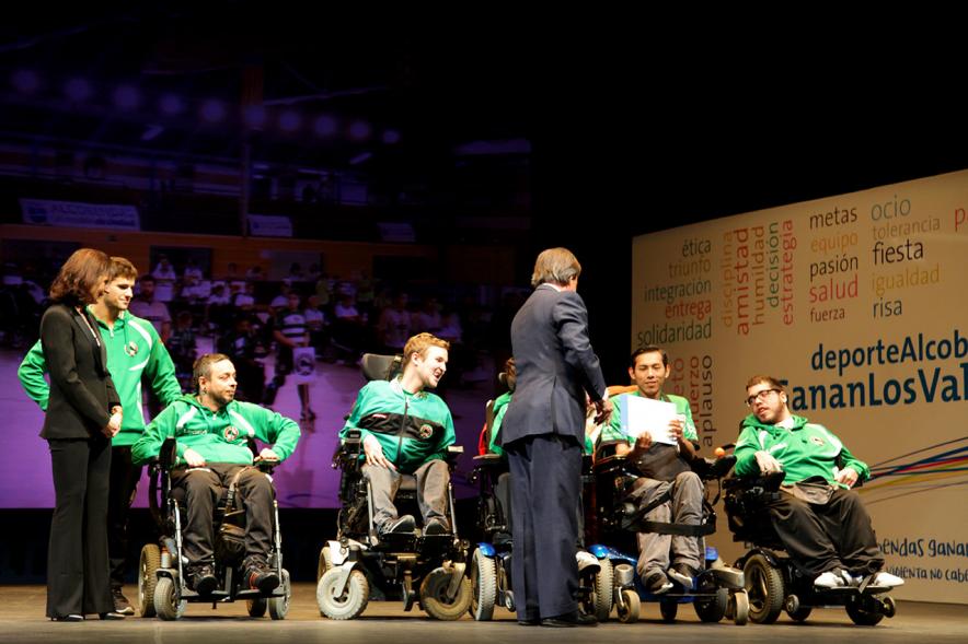 Gala de Deporte 2018 - Imagen de dos autoridades presentes en la gala, una de ellas el alcalde García de Vinuesa entregando sus diplomas a un grupo de atletas paralímpicos.