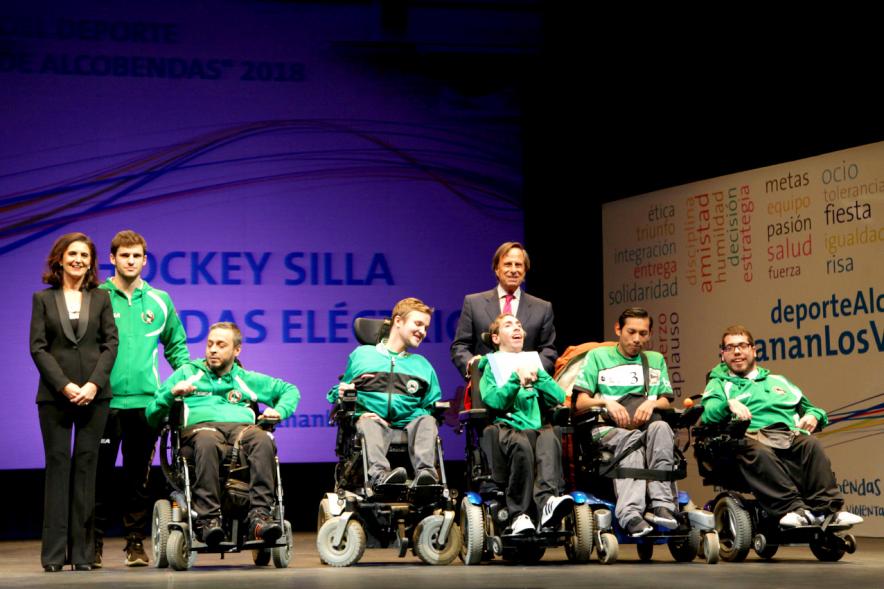 Gala de Deporte 2018 - Imagen de dos autoridades presentes en la gala, una de ellas el alcalde García de Vinuesa posando sus diplomas a un grupo de atletas paralímpicos.