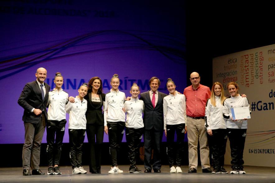 Gala de Deporte 2018 - Imagen de dos autoridades presentes en la gala, una de ellas el alcalde García de Vinuesa posando junto a las gimnastas rítmicas que han actuado en el escenario.