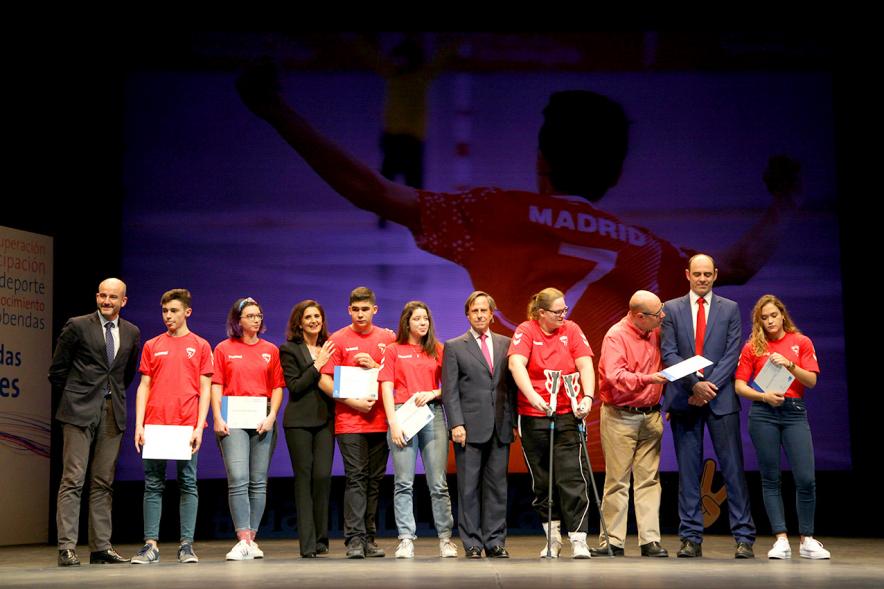 Gala de Deporte 2018 - Imagen en el escenario de las autoridades presentes en la gala, entre ellas el alcalde García de Vinuesa posando con un equipo después recibir su diploma.