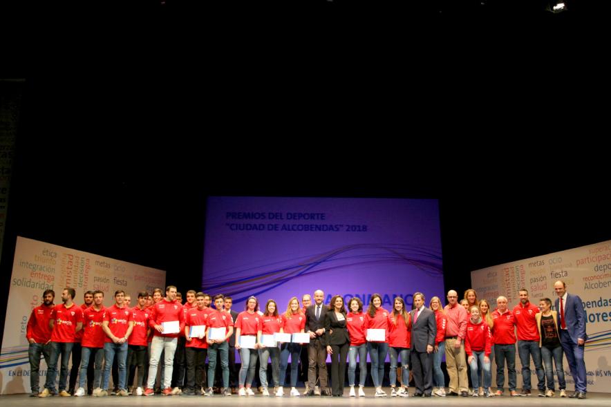 Gala de Deporte 2018 - Imagen en el escenario de las autoridades presentes en la gala, entre ellas el alcalde García de Vinuesa y varios deportistas posando con sus diplomas.