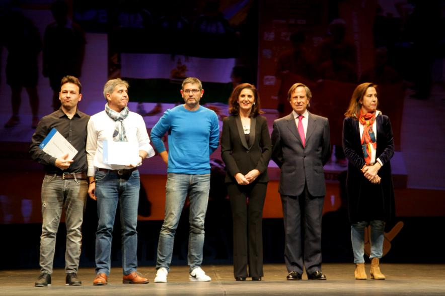 Gala de Deporte 2018 -  Imagen en el escenario de las autoridades presentes en la gala, entre ellas el alcalde García de Vinuesa y varios deportistas posando con sus diplomas.