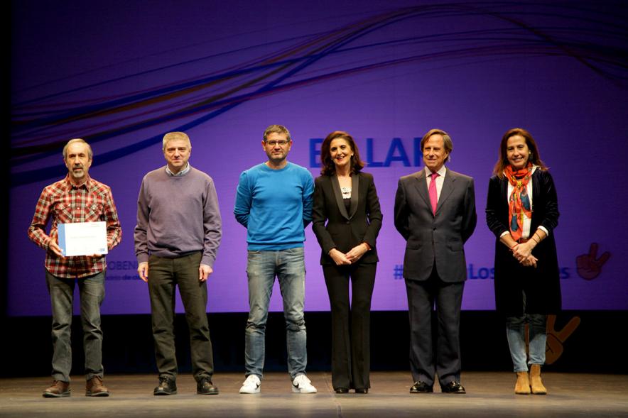 Gala de Deporte 2018 - Imagen en el escenario de las autoridades presentes en la gala, entre ellas el alcalde García de Vinuesa y un deportista que ha recibido un diploma.