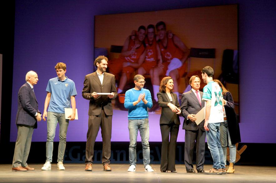 Gala de Deporte 2018 - Imagen en el escenario de las autoridades presentes en la gala, entre ellas el alcalde García de Vinuesa y varios deportistas recibiendo un diploma.