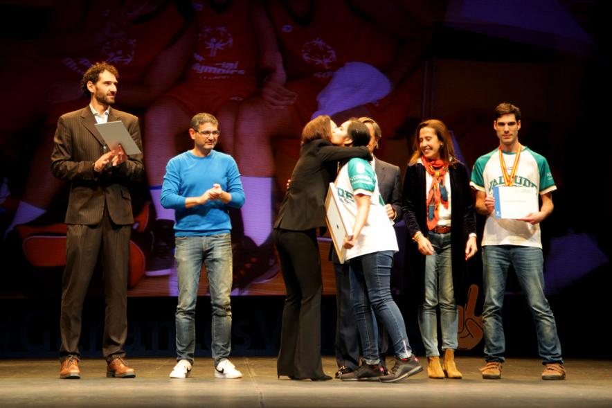 Gala de Deporte 2018 - Imagen en el escenario de las autoridades presentes en la gala, entre ellas el alcalde García de Vinuesa y varios deportistas recibiendo un diploma.