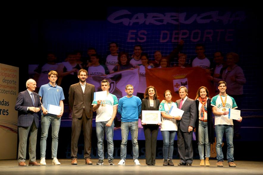 Gala de Deporte 2018 - Imagen de los protagonistas de la película de "Campeones" en el escenario posando con sus diplomas.