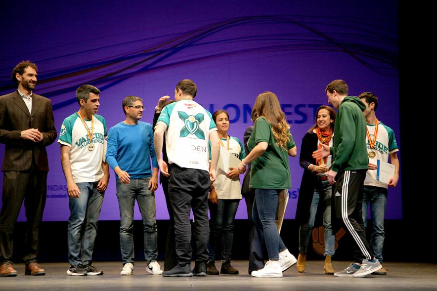 Gala de Deporte 2018 - Imagen de los protagonistas de la película de "Campeones" en el escenario saludando a las personas que están en él. 