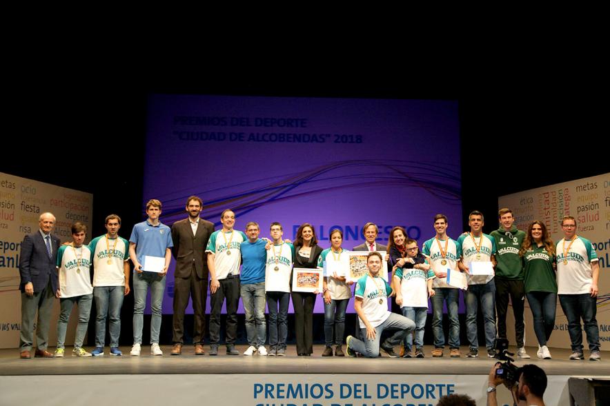 Gala de Deporte 2018 -  Imagen en el escenario de las autoridades presentes en la gala, entre ellas el alcalde García de Vinuesa y varios deportistas posando con sus diplomas.