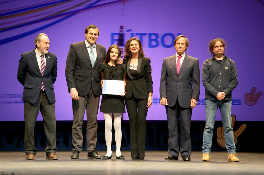 Gala de Deporte 2018 - Imagen de dos autoridades presentes en la gala, una de ellas el alcalde García de Vinuesa posando con una jovencita a la que acaban de entregar un premio.
