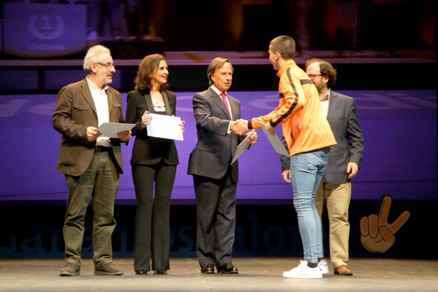 Gala de Deporte 2018 - Imagen en el escenario de las autoridades presentes en la gala, entre ellas el alcalde García de Vinuesa entregando su diploma a un premiado.