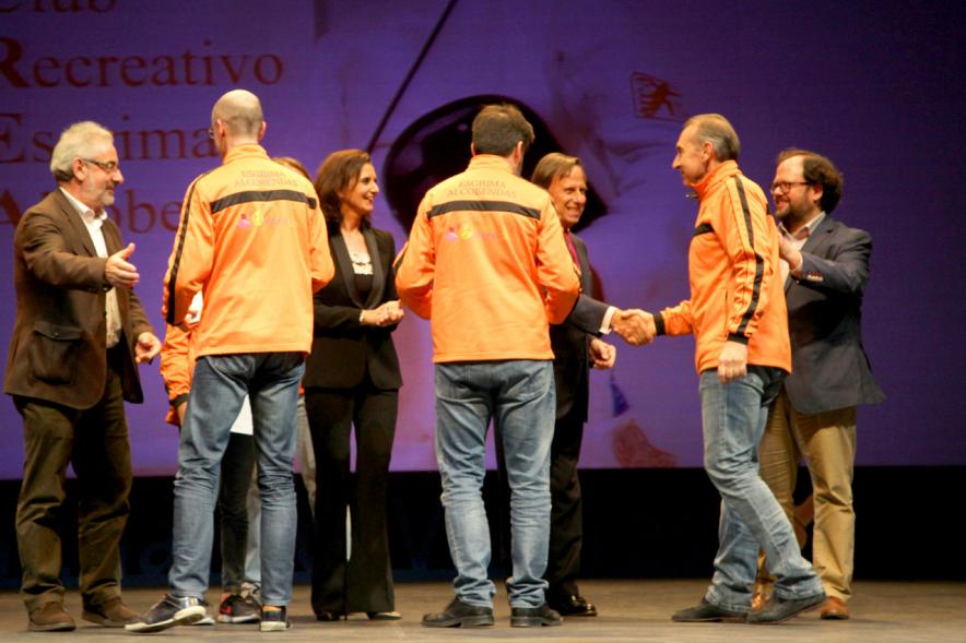 Gala de Deporte 2018 - Imagen en el escenario de las autoridades presentes en la gala, entre ellas el alcalde García de Vinuesa y varios deportistas recibiendo un diploma.
