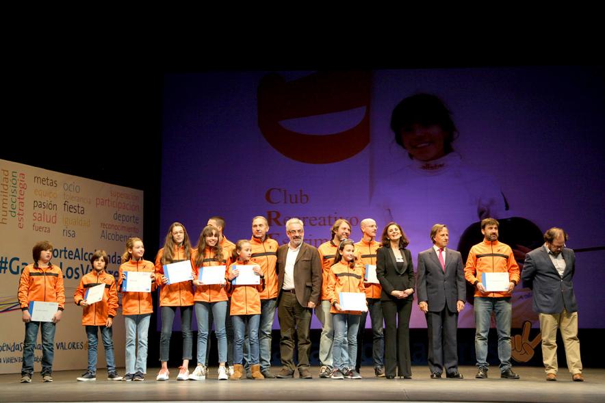 Gala de Deporte 2018 -  Imagen en el escenario de las autoridades presentes en la gala, entre ellas el alcalde García de Vinuesa posando con un equipo después recibir su diploma.