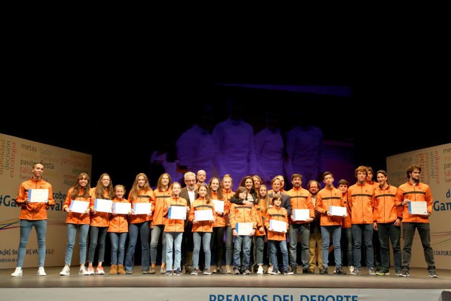 Gala de Deporte 2018 - Imagen de agrupación deportiva, todos en el escenario mostrando sus diplomas.