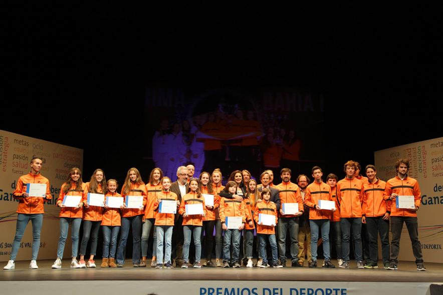 Gala de Deporte 2018 - Imagen de agrupación deportiva, todos en el escenario mostrando sus diplomas.