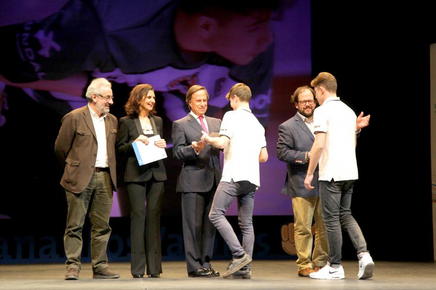 Gala de Deporte 2018 -Imagen en el escenario de las autoridades presentes en la gala, entre ellas el alcalde García de Vinuesa y varios deportistas recibiendo un diploma.
