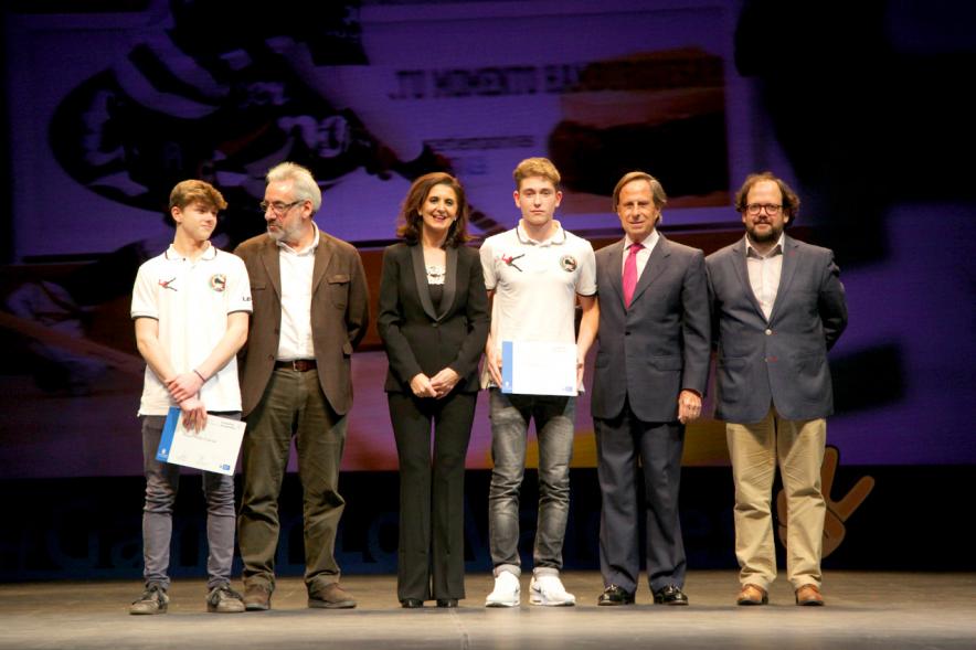 Gala de Deporte 2018 -   Imagen en el escenario de las autoridades presentes en la gala, entre ellas el alcalde García de Vinuesa y unos deportistas que han recibido un diploma.