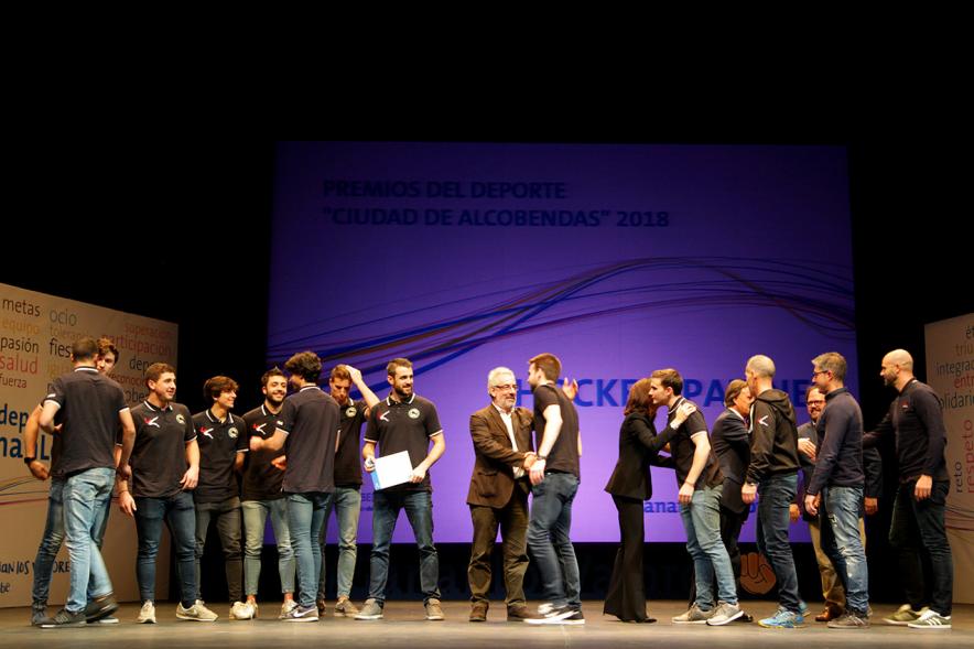 Gala de Deporte 2018 - Imagen en el escenario de las autoridades presentes en la gala, entre ellas el alcalde García de Vinuesa entregando su diploma a un equipo.